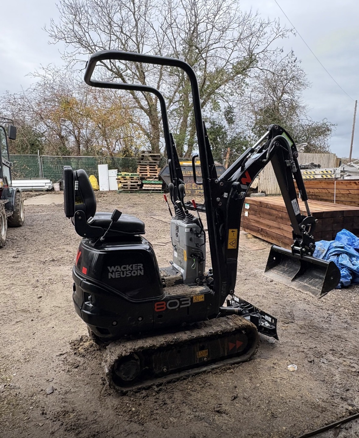 Compact digger for landscaping and excavation work